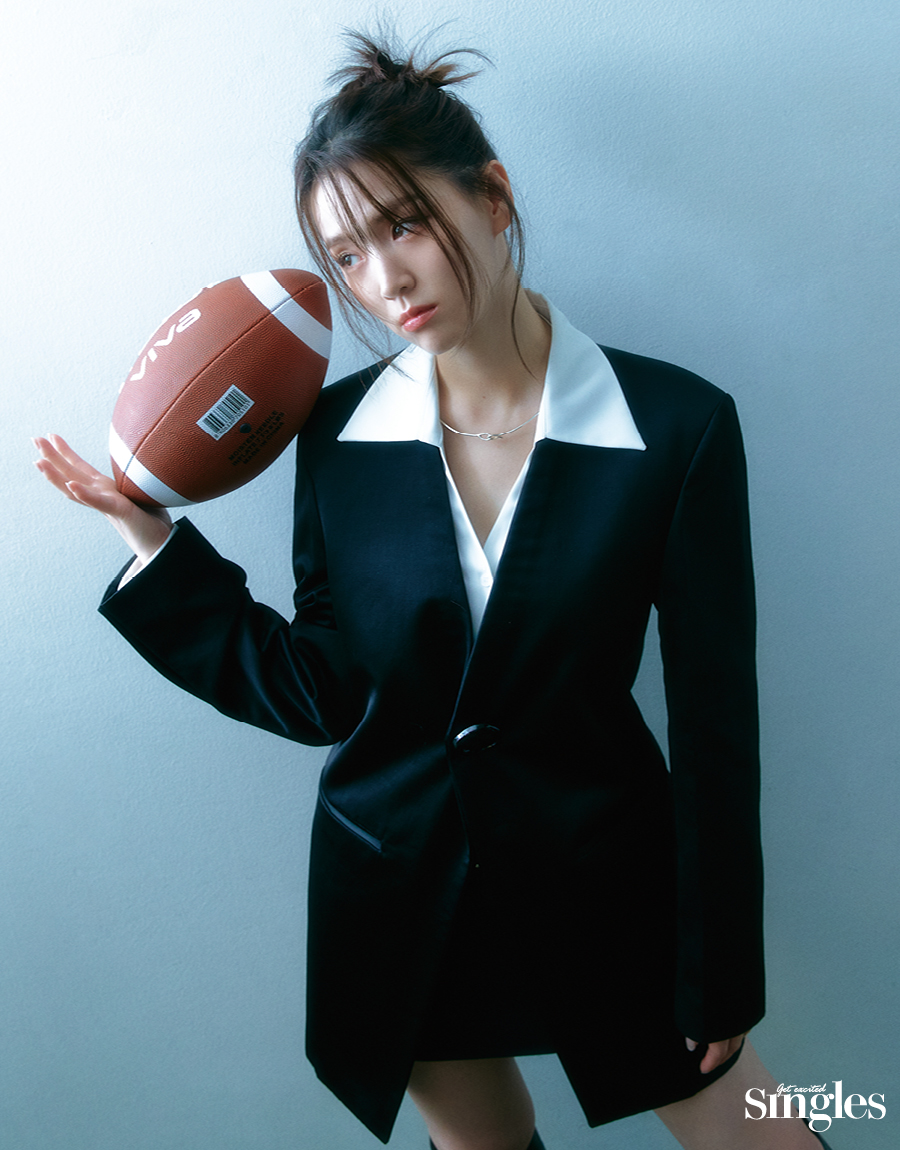 김지은이 지미추를 착용하고 촬영한 싱글즈 화보